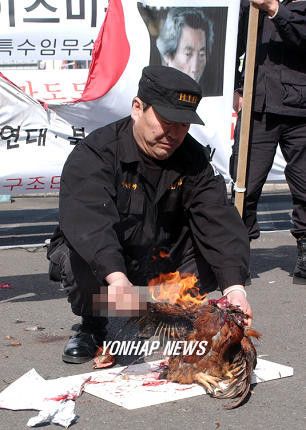 反日アピールのために鶏の首を刎ねる韓国人